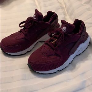 Nike Air Huaraches maroon